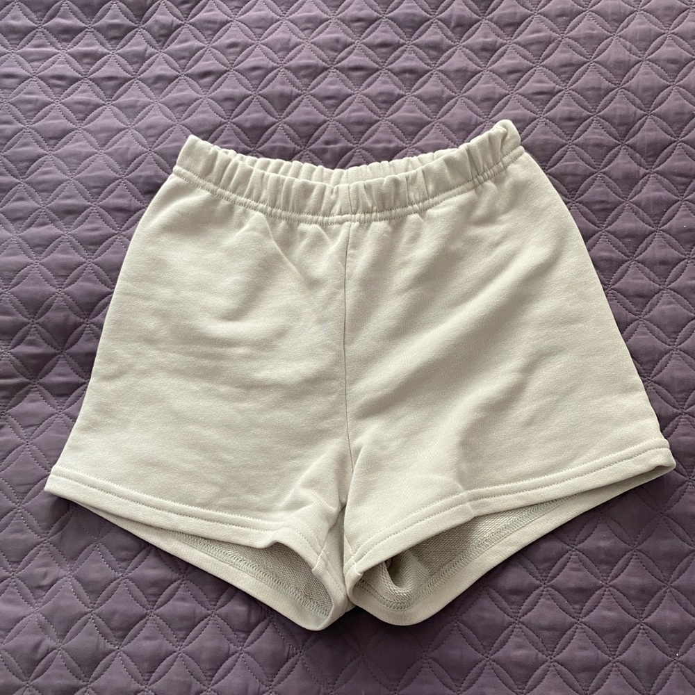ARITZIA TINA SHORTS - LIGHT GREY/WHITE